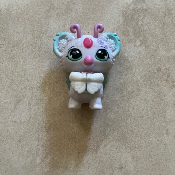 Magic Mixies Purple and White Small Pet Figures - Picture 6 of 9